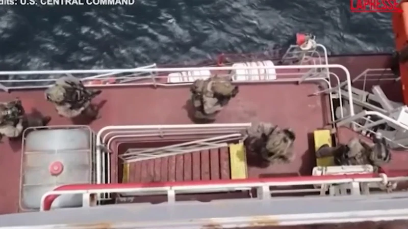 Iran, l'attacco Usa su una nave mercantile che forza il blocco navale