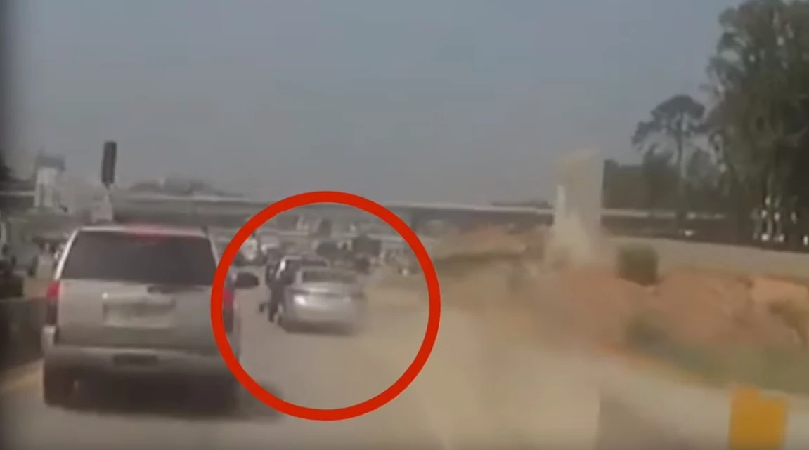 Stati Uniti, trascina agente incastrato nel finestrino e lo scarica in autostrada: video-choc
