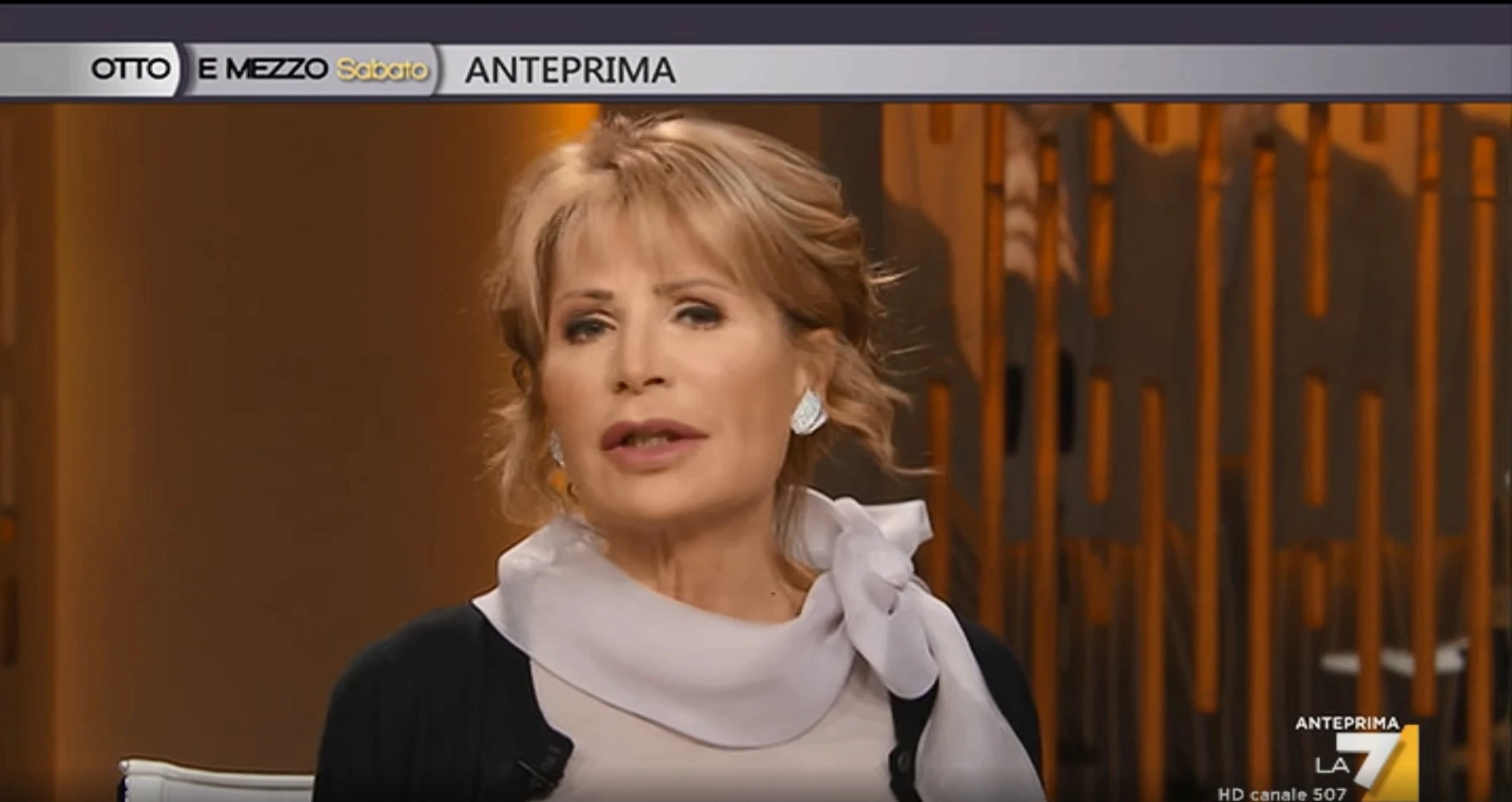 Otto e Mezzo, Lilli Gruber e la sorpresa del sabato sera: in onda ci va vestita così