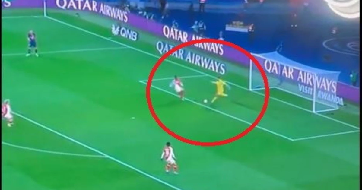 Donnarumma disastro, errore coi piedi e gol