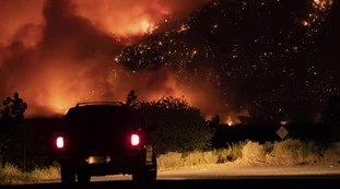 Canada, quasi 50 gradi sul termometro: un intero Paese distrutto dalle fiamme, "edifici inghiottiti in poco tempo" 