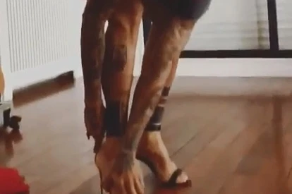 Dani Alves, il video sconcertante in cui indossa i tacchi a spillo