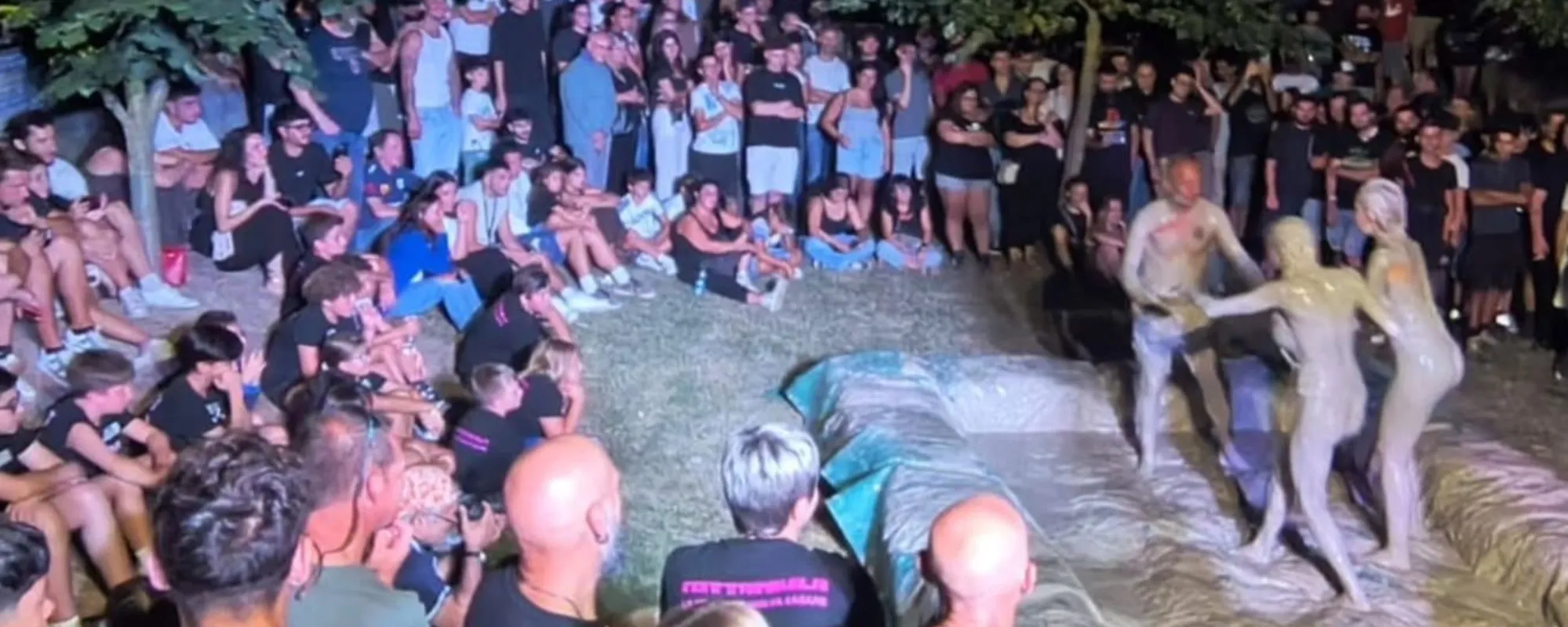 "Miss Addrizza" e lotta nel fango tra donne: rissa a sinistra per la sagra di paese "porcellina"