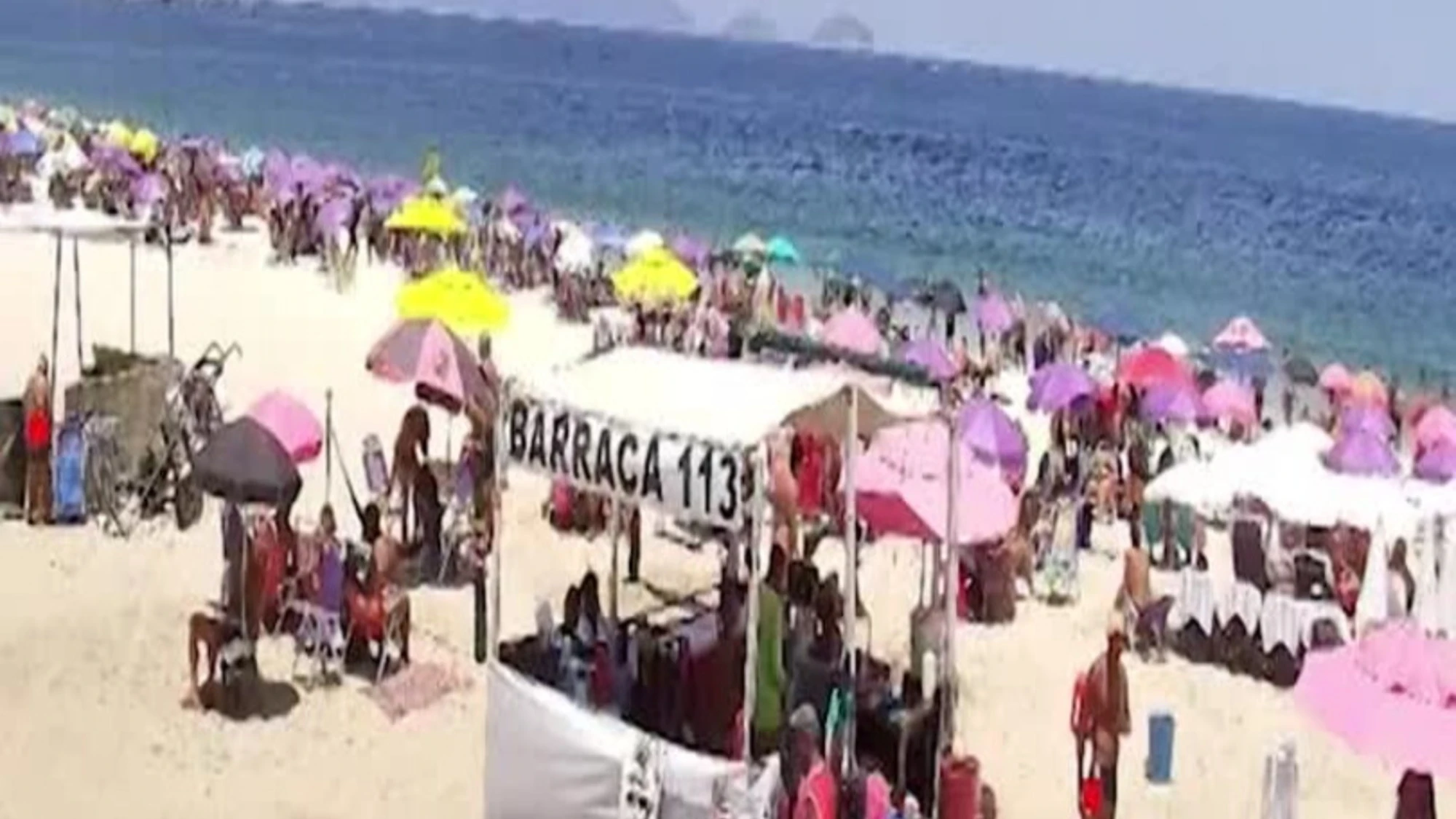 Copacabana, aereo pubblicitario si schianta in mare