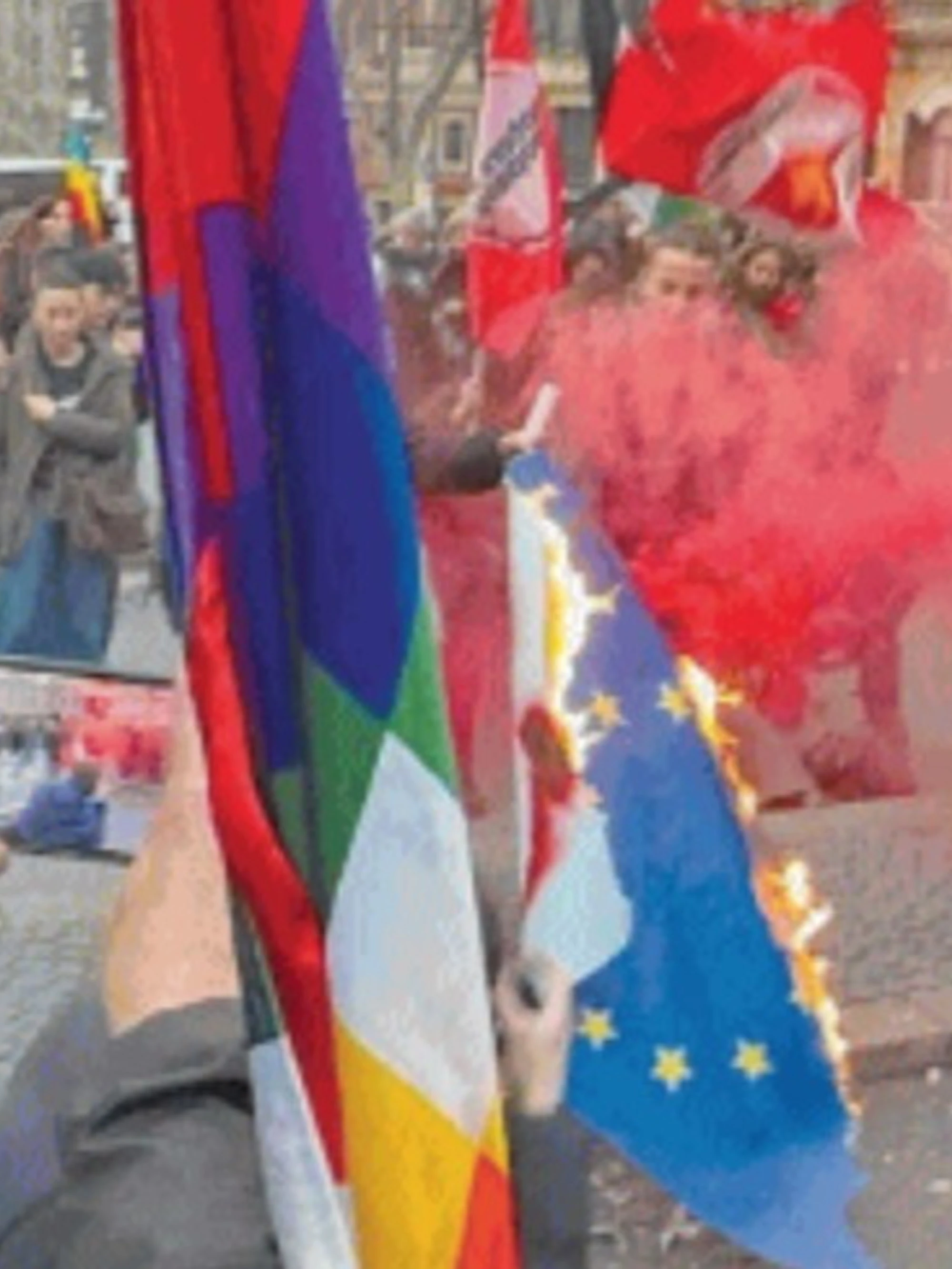 Sinistra in piazza? Al controcorteo bruciano le bandiere della Ue