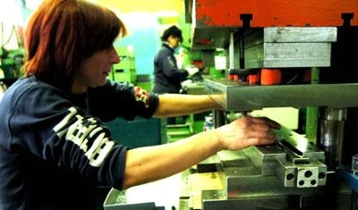 Una donna al lavoro in fabbrica
