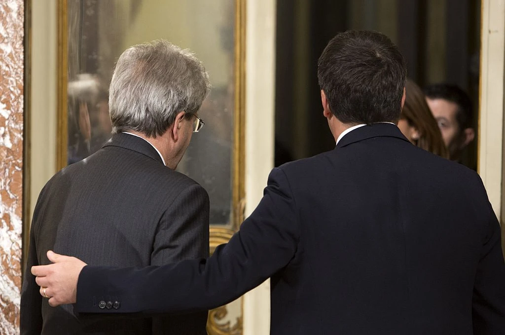 Matteo Renzi, il segnale della fine del Pd. Comizi separati, dov'erano lui e Gentiloni