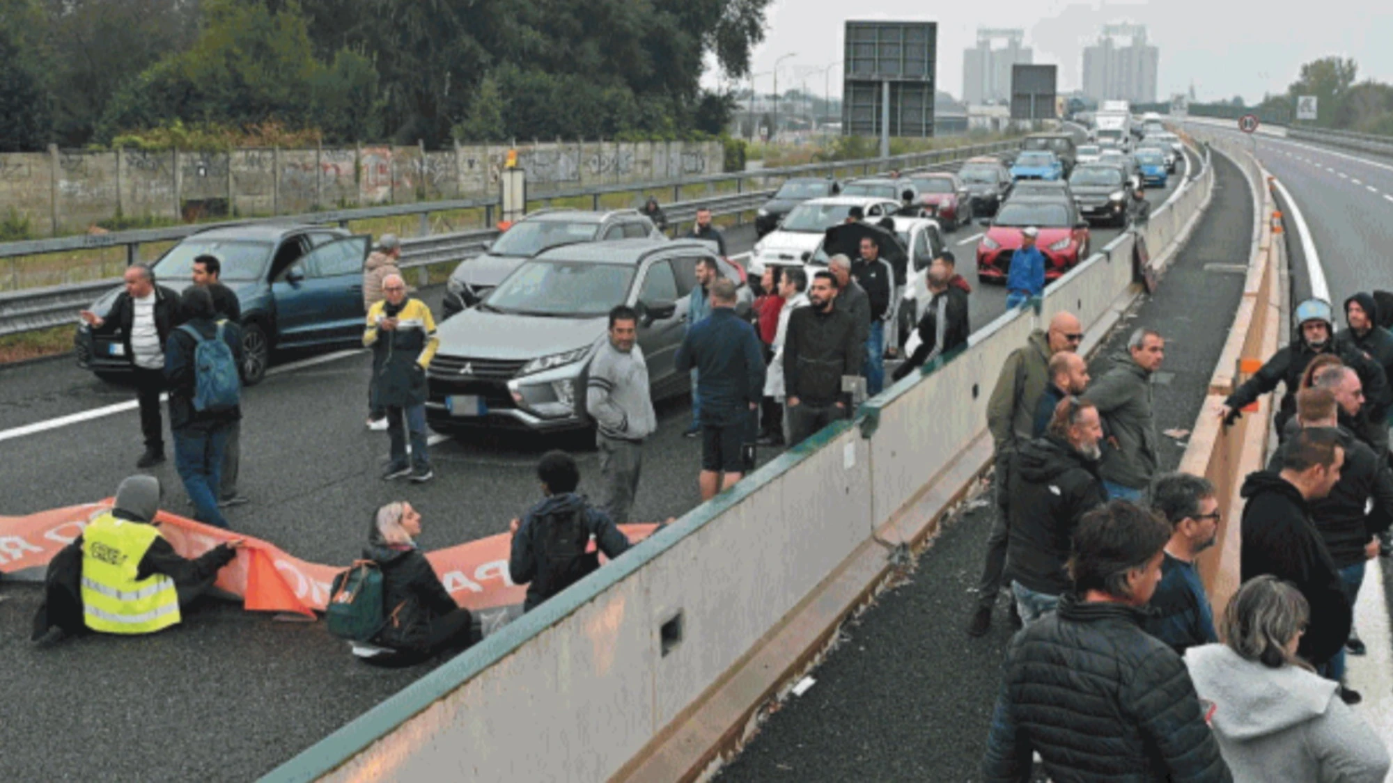 Ultima Generazione, gli attivisti assolti dalle toghe: occupare le strade? Si può