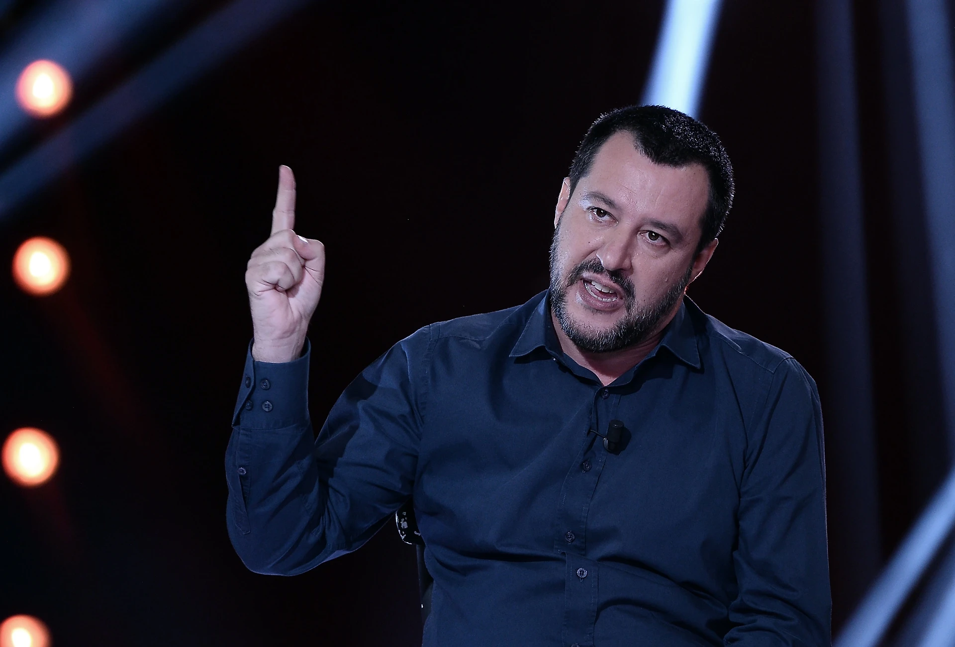 Matteo Salvini, rimuovono il crocifisso da scuola per rispetto delle altre religioni: "Roba da matti"