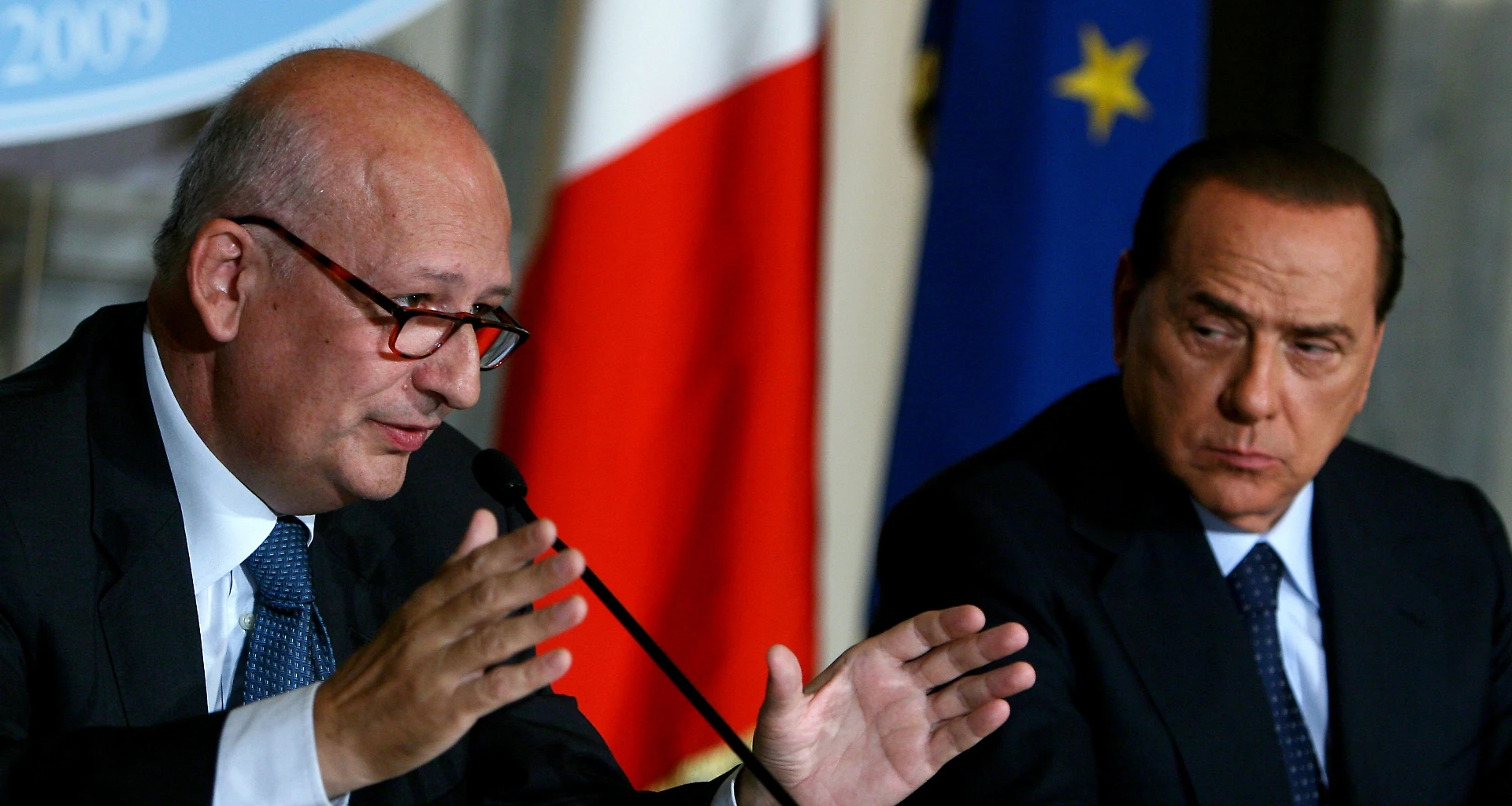 Silvio Berlusconi, Sandro Bondi: "Mi vergogno di essere stato con lui"