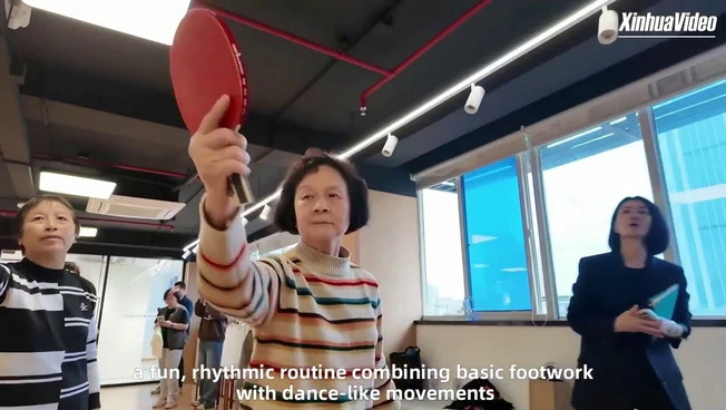 Cina, ex campionessa 80enne porta il 'ping-pong workout' nei vicoli di Shanghai