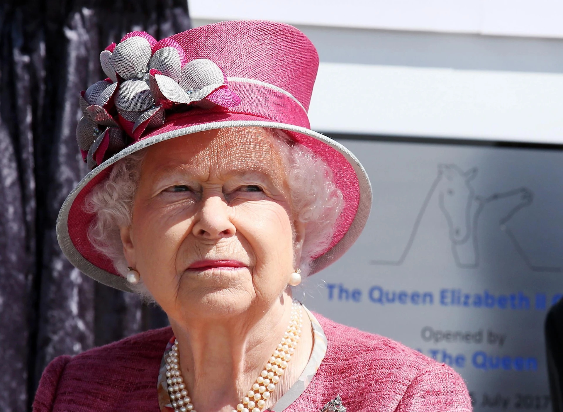 Gli affari segreti della Regina: hai capito dove tiene i soldi? Beccata ai tropici