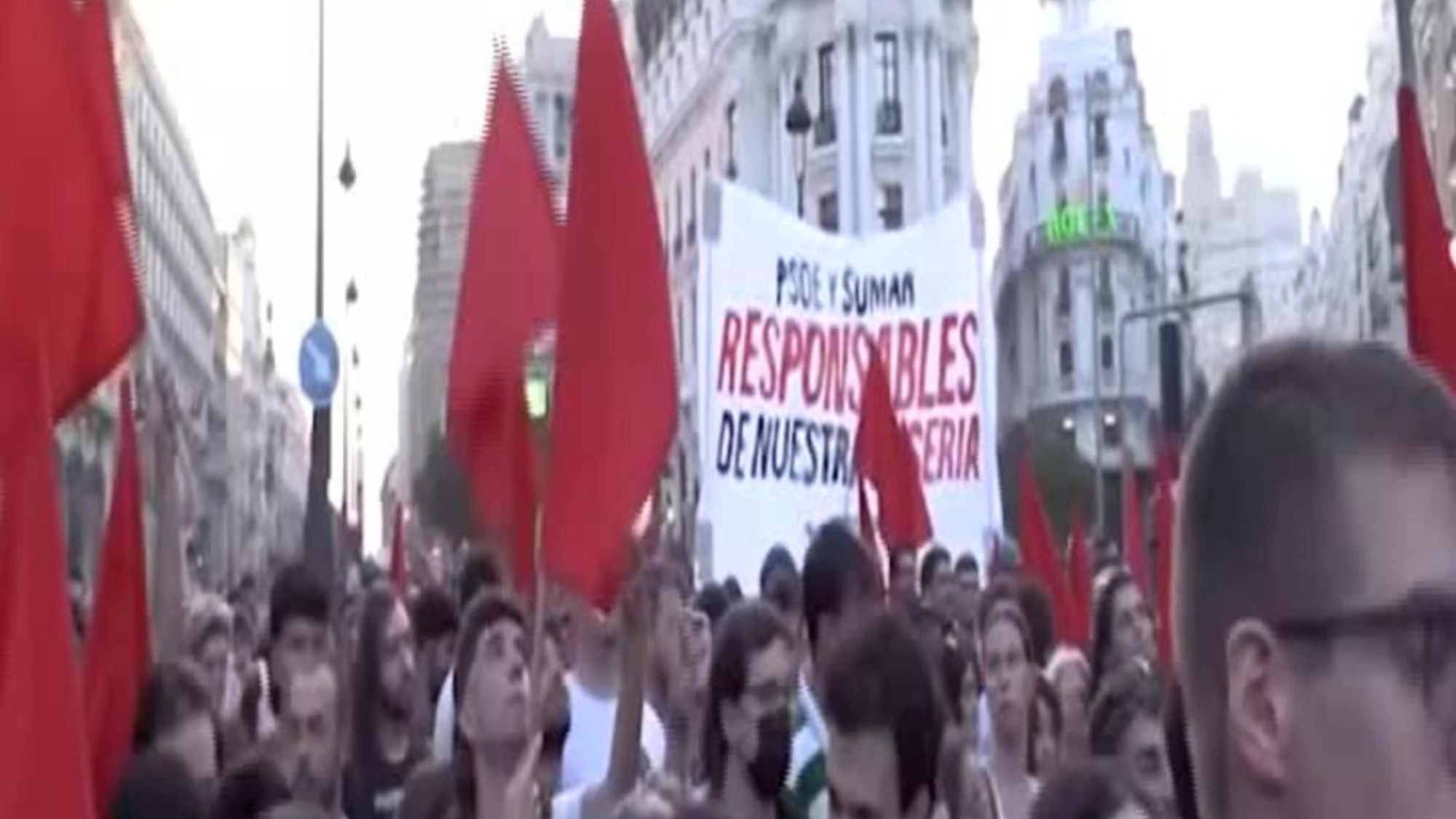 Spagna, a Madrid la protesta contro la crisi abitativa: in migliaia con le chiavi di casa in mano