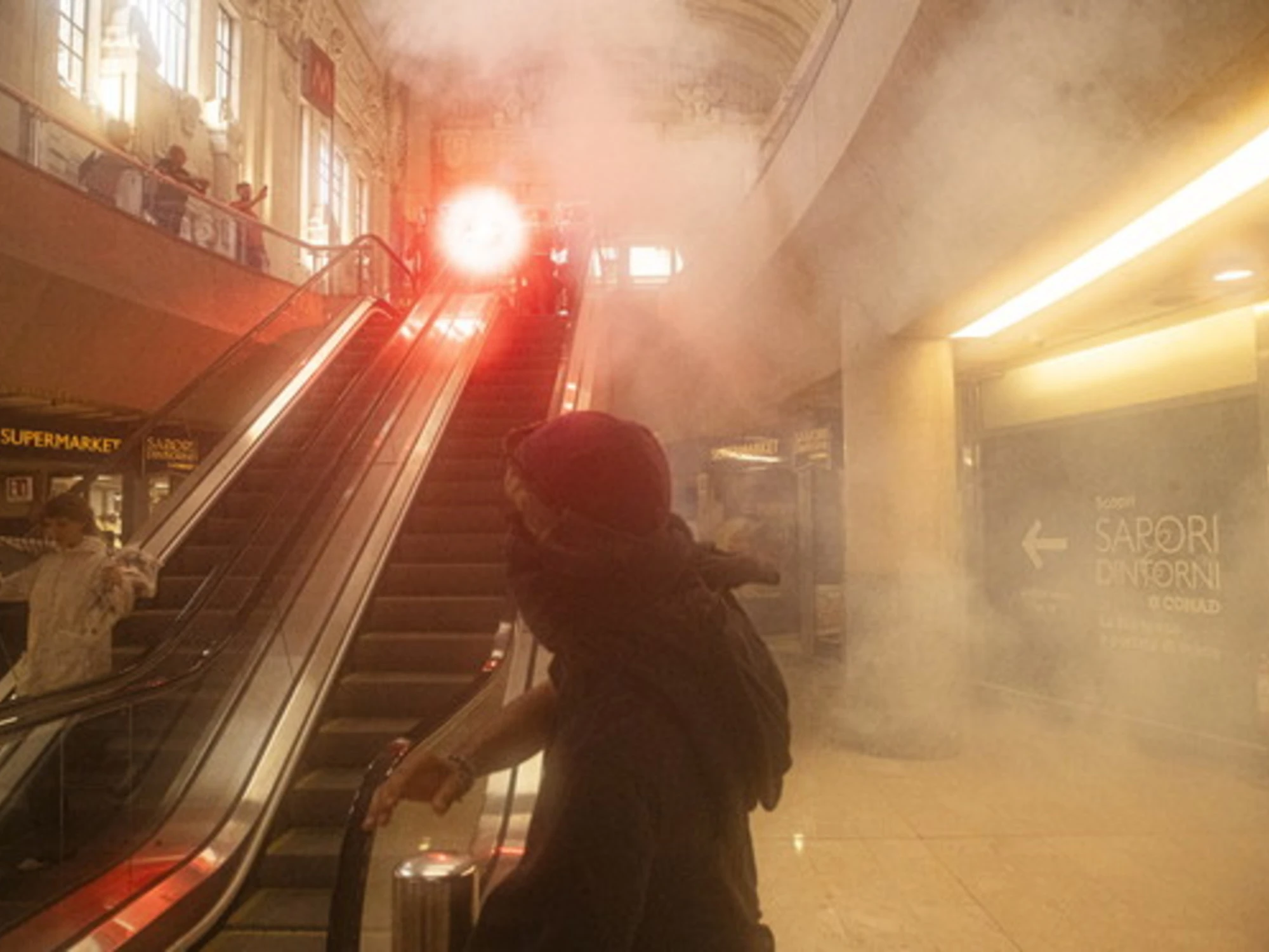 Milano, violenza pro-Pal: stazione devastata, scontri e cariche, passeggeri in fuga