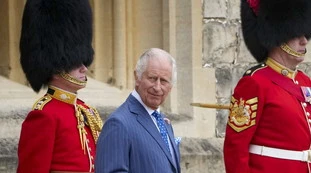 Re Carlo "è inferocito": la richiesta del figlio che lo fa sbroccare 