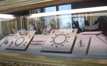Clamorosa rapina al Louvre: "Rubati i gioielli di Napoleone", fuga in scooter