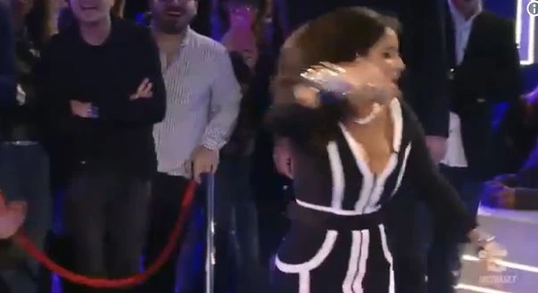 Grande Fratello Nip, Aida Nizar arriva tardi: Barbara D'Urso non la fa entrare nella casa