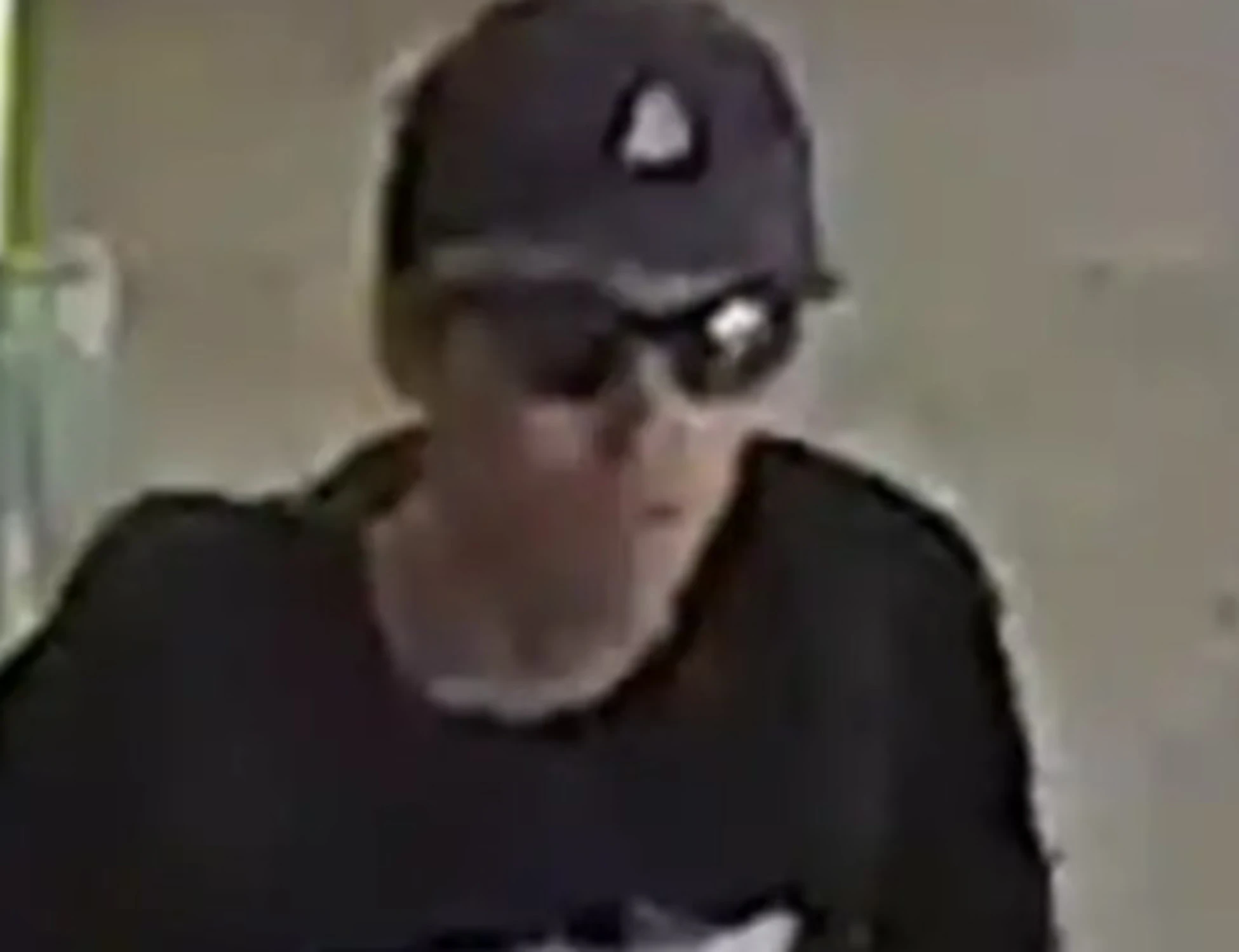 Charlie Kirk, la foto del killer: "Taglia da 100mila dollari". La voce sconcertante sui social