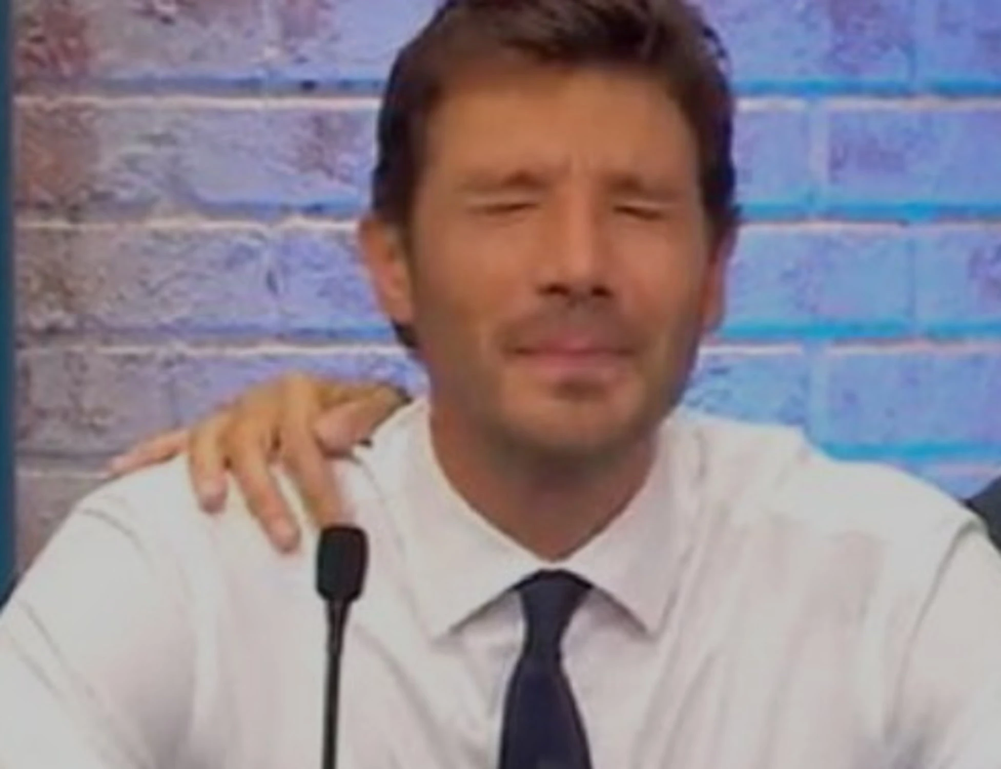 Affari Tuoi, De Martino festeggia in studio: ecco come