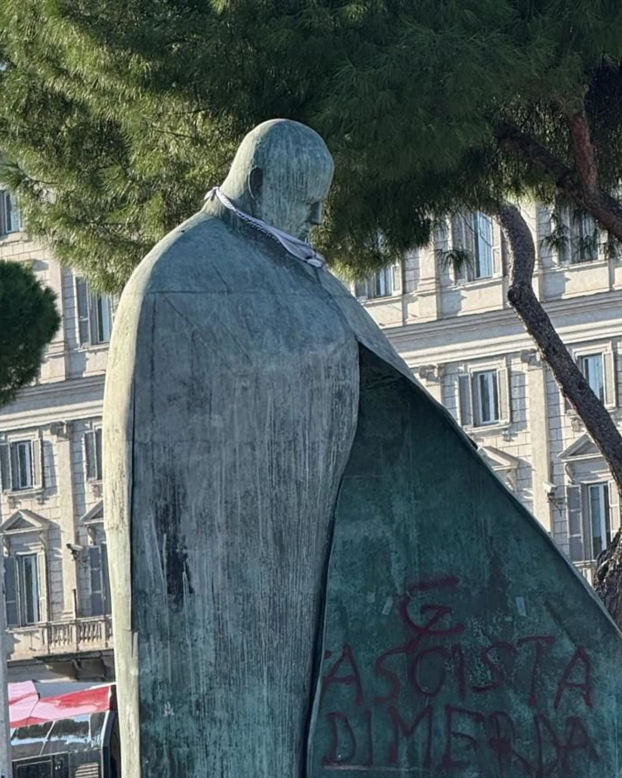 Pro-Pal, orrore a Roma: vandalizzata con falce e martello la statua di Papa Wojtyla