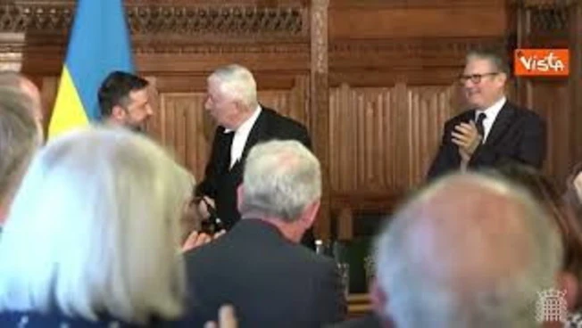 Standing ovation per Zelensky al Parlamento del Regno Unito