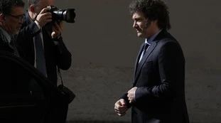 Javier Milei, in Argentina il primo avanzo dopo 12 anni: sinistra in tilt
