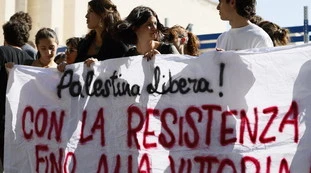 Roma, Senaldi: i manifestanti passano dalla resistenza ad Hamas. E in piazza intonano "Bella ciao"