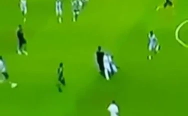 Juventus, il tifoso invade il campo: entrata killer su Gatti