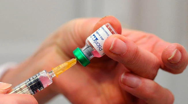 Vaccino Pfizer, la reazione allergica dovuta a una nanoparticella presente anche nello shampoo: i gravi effetti collaterali