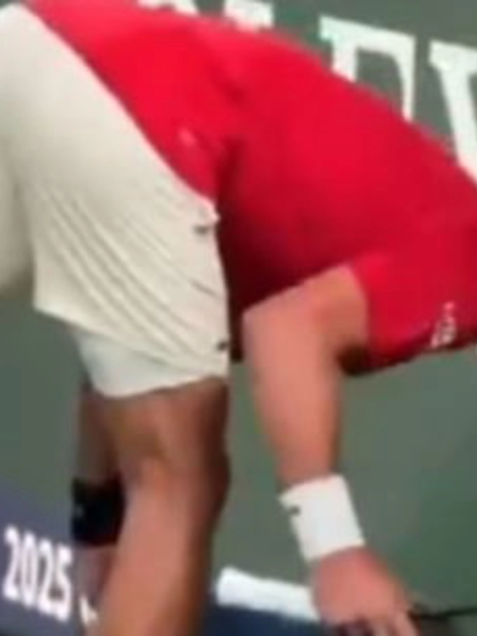 Novak Djokovic devastato vomita in campo: polemica furibonda