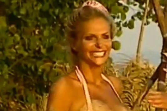 Striscia la Notizia, sputtanamento totale dell'Isola dei famosi: "Cosa nasconde nel seno Francesca Cipriani"