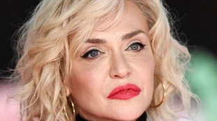 Paola Barale, "deciderò cosa fare della mia vita". Sparita dalla tv, una drastica confessione