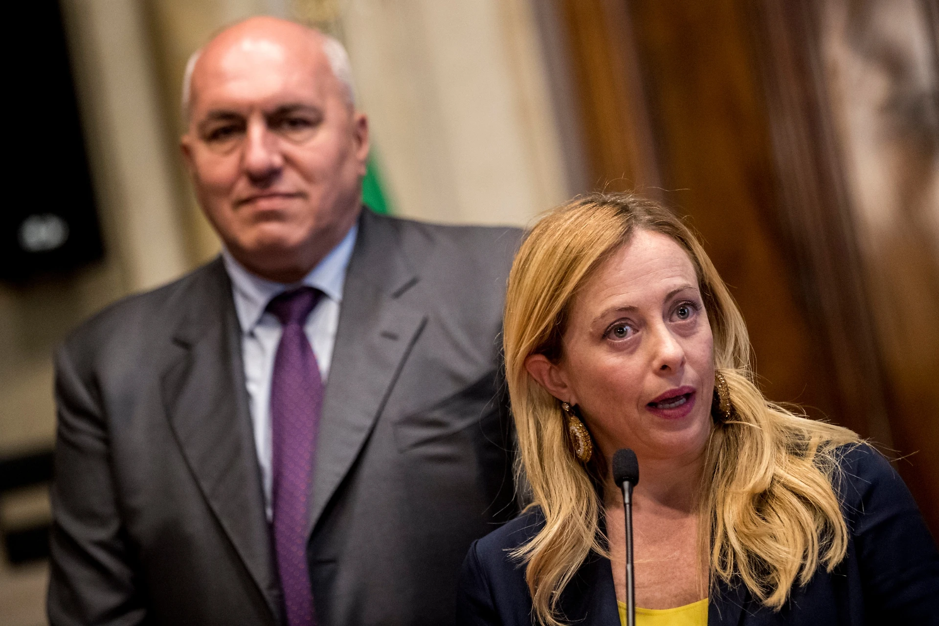 Guido Crosetto a Giorgia Meloni: "Sei spigolosa e coerente ma hai sbagliato Paese". "Sì, però ho trovato te"