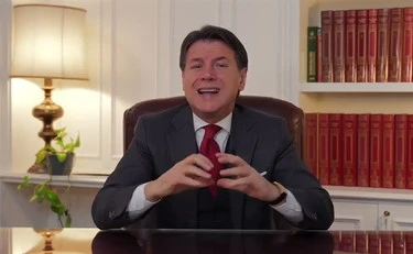 "Finge di non sapere": Fdi inchioda Conte. E lui rimedia una figuraccia