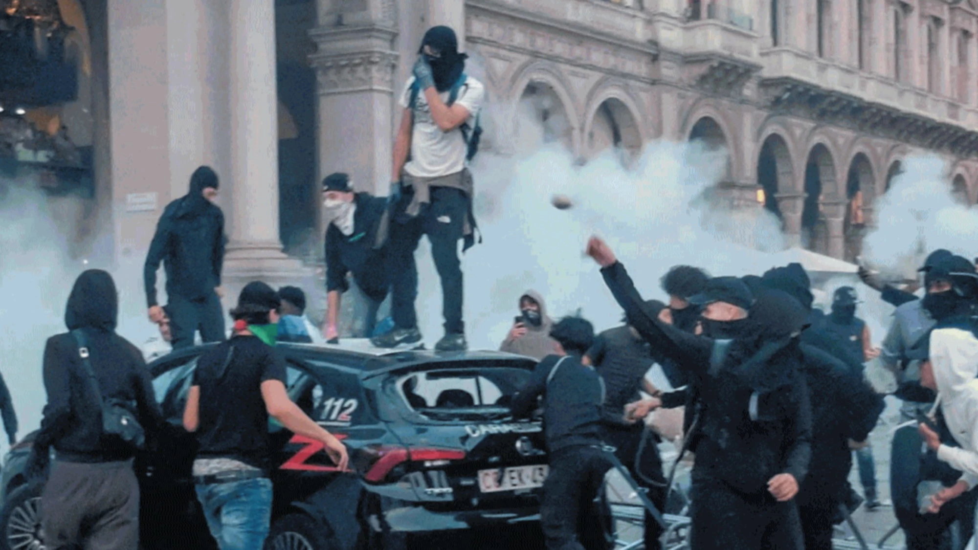 Milano, guerriglia in piazza: "Chi sta offrendo avvocati agli arrestati", la vergogna della sinistra