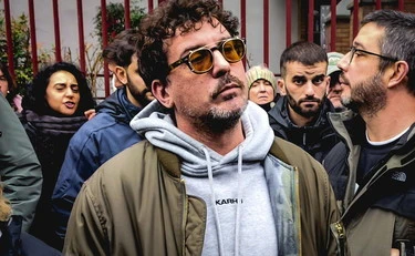 Willie Peyote fuori controllo sul palco: "Nordio pezzo di m..." e attacca la polizia