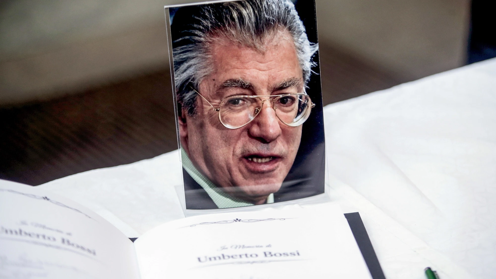Umberto Bossi? "Razzista!": vergogna-sinistra durante il minuto di silenzio