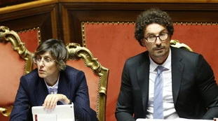 Gregoretti, Danilo Toninelli interrogato da Giulia Bongiorno: imbarazzo per il governo e Giuseppe Conte