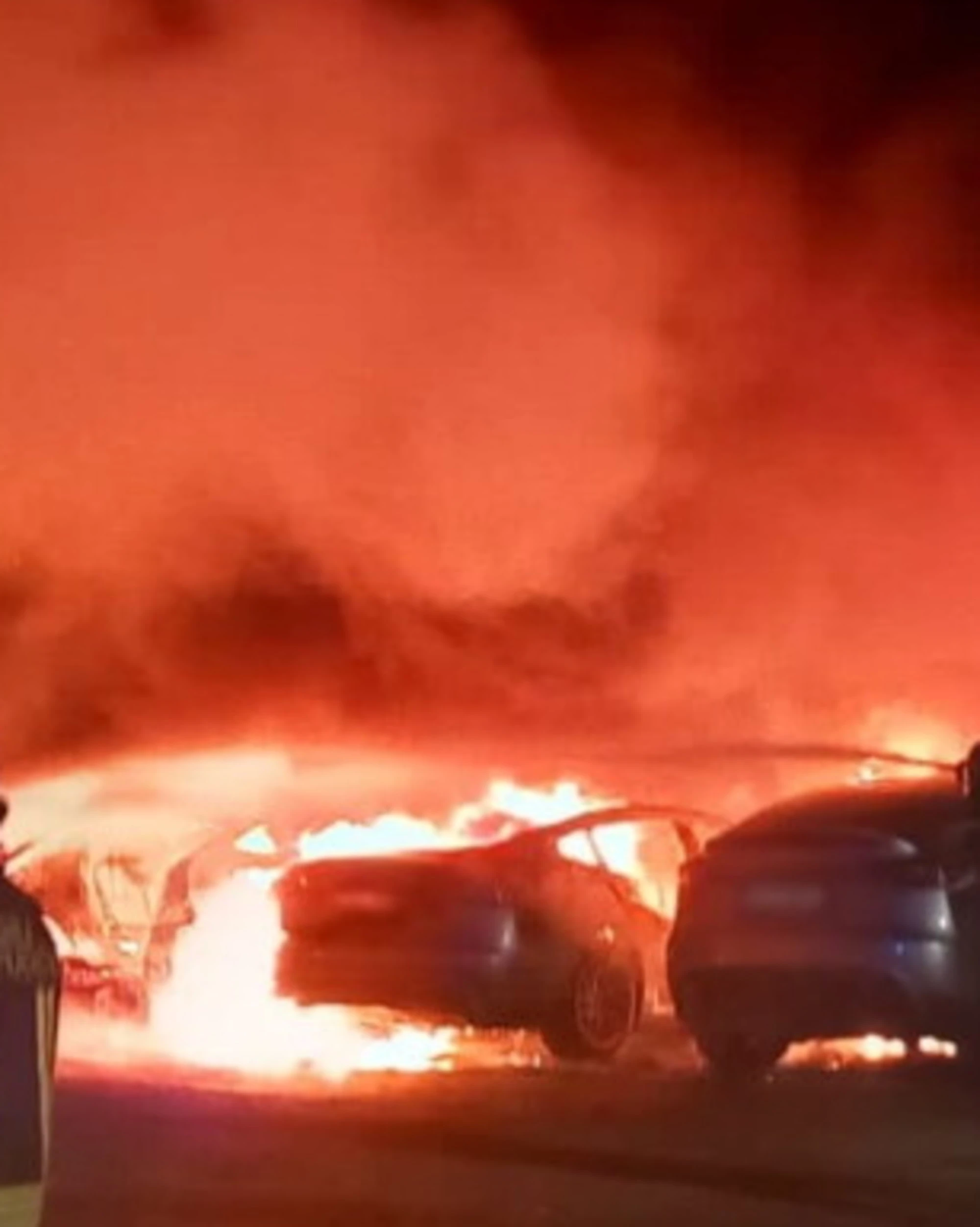 Tesla in fiamme: a Roma bruciate 17 auto in una concessionaria