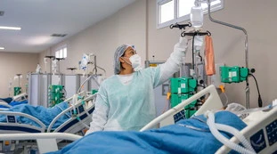 Coronavirus, bollettino 4 agosto: oltre 6mila positivi e 21 morti. Salgono i ricoveri e il tasso di positività