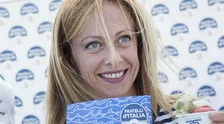 Giorgia Meloni, avvistamento sospetto sigaretta in mano: "Forse ha fatto una scommessa sul governo" 