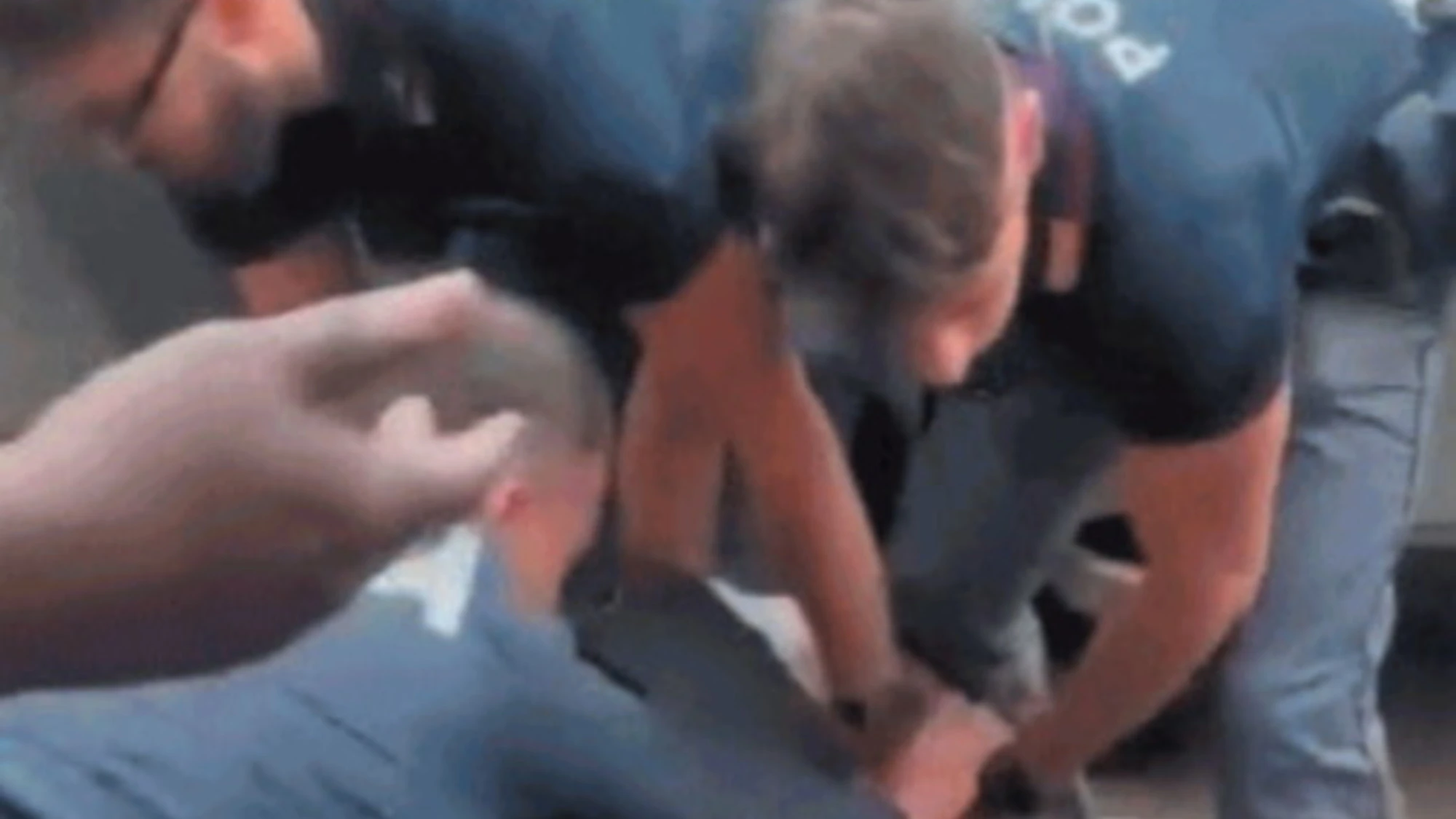 Milano, "ecco la sua foto": la vergognosa caccia al poliziotto. E la sinistra ci sguazza