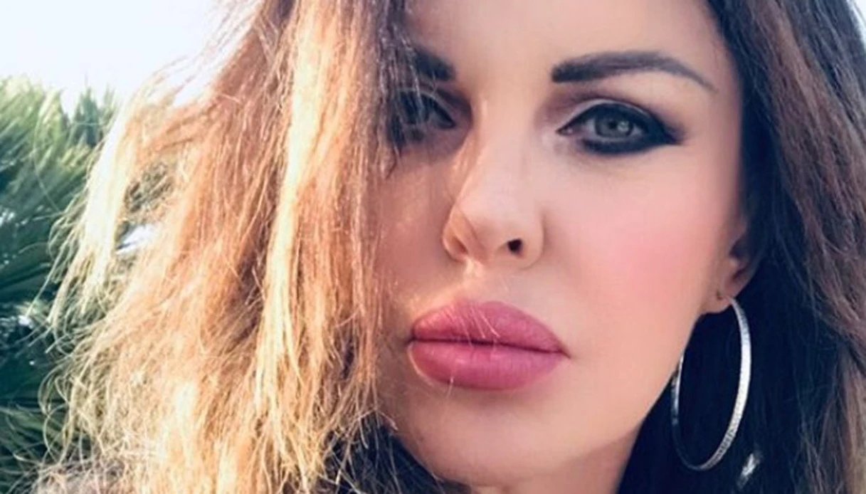 Alba Parietti, ormone impazzito: vede il (giovanissimo) figlio della vicina in mutande: "È illegale, ma..."