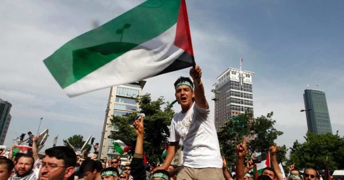 Dimostranti davanti al consolato di Istanbul sventolano la bandiera palestinese