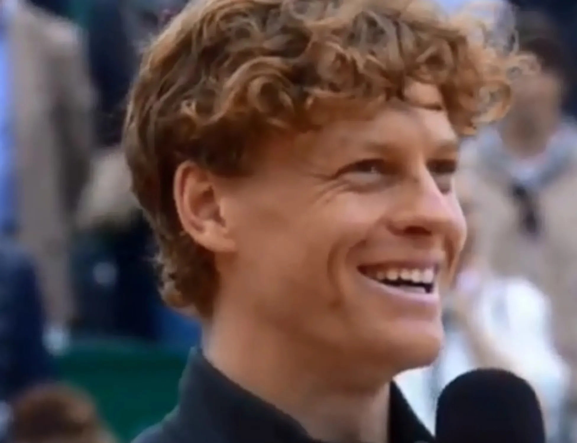 Cosa spunta sugli spalti mentre Sinner ringrazia tutti <span style="color: rgb(153, 0, 0);">Video</span>