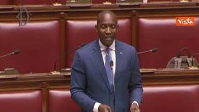 Rampelli a Soumahoro: Cerca l'inquadratura? Non siamo al cinema. Il siparietto in Aula