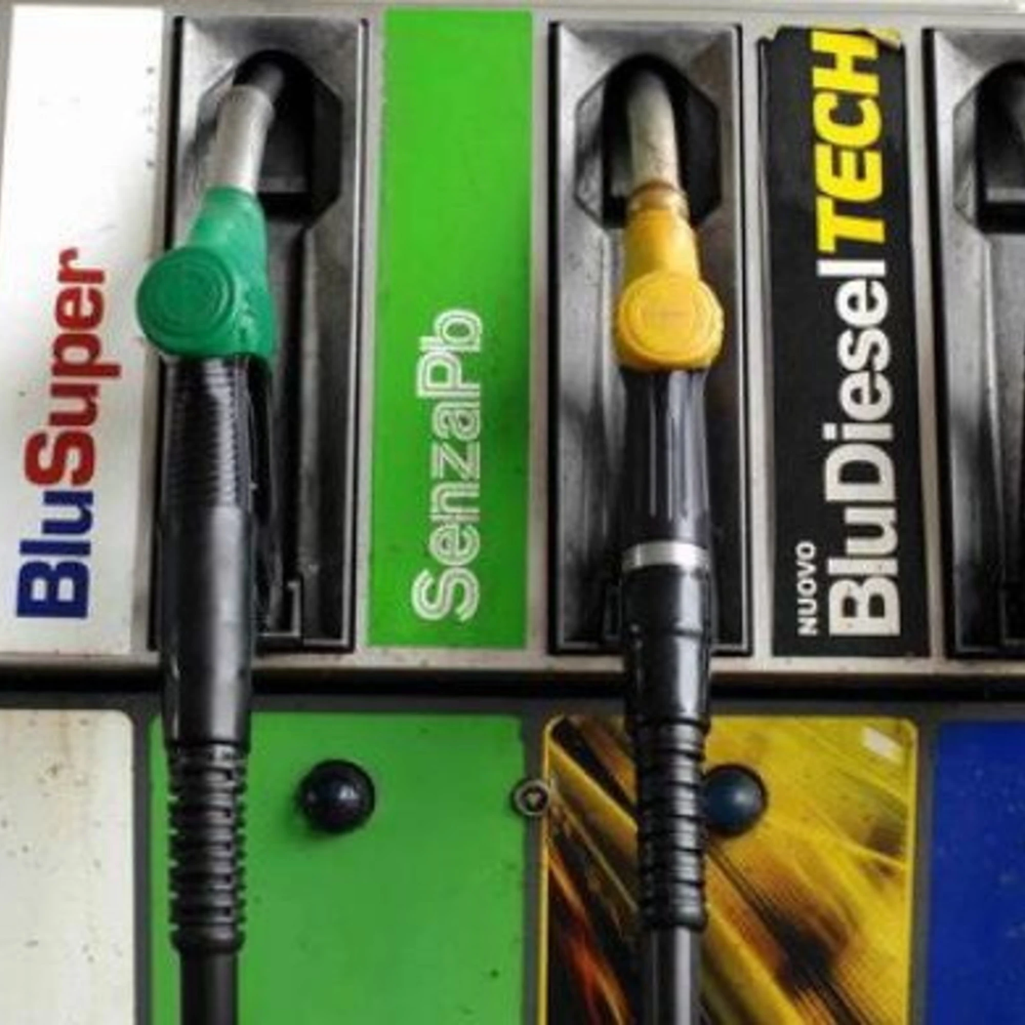 Il caro-benzina corre più nell'Ue che da noi