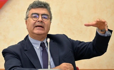 Emanuele Fiano insultato dai giovani del Pd? Schlein muta, il partito si frantuma