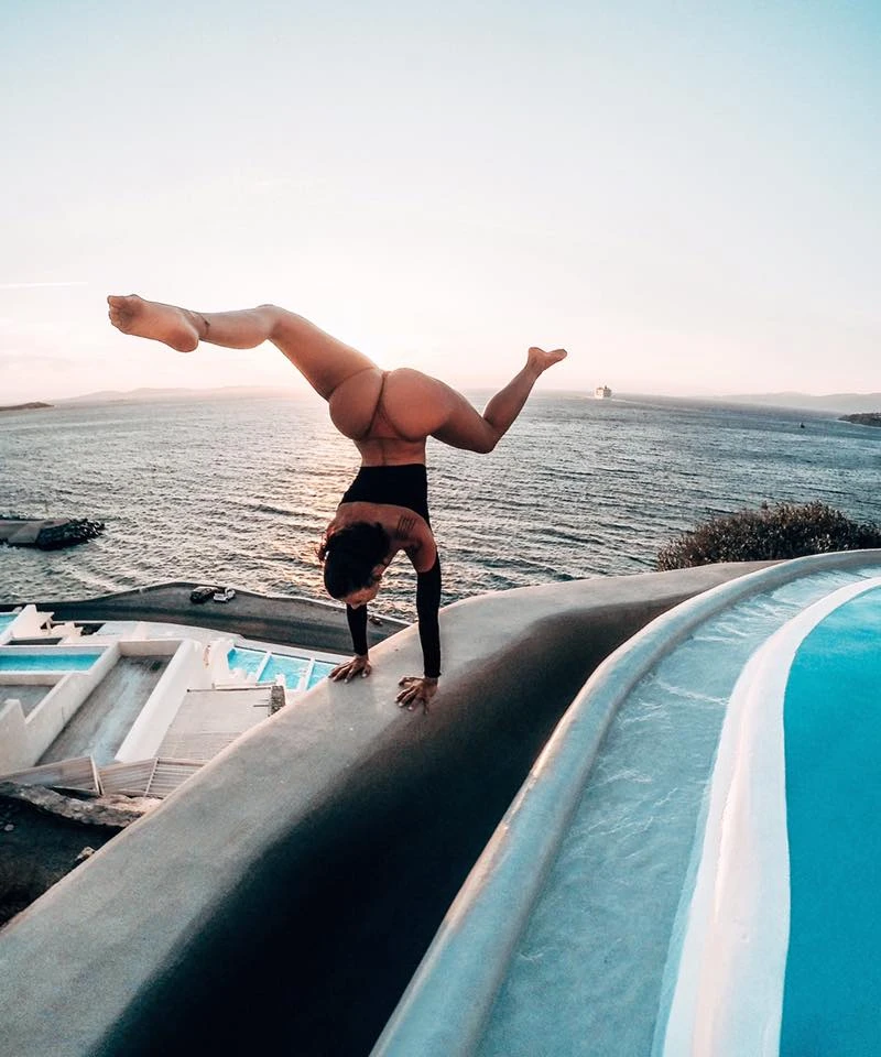 Giulia Calcaterra, la verticale a Mykonos in perizoma: una foto ad alto tasso erotico