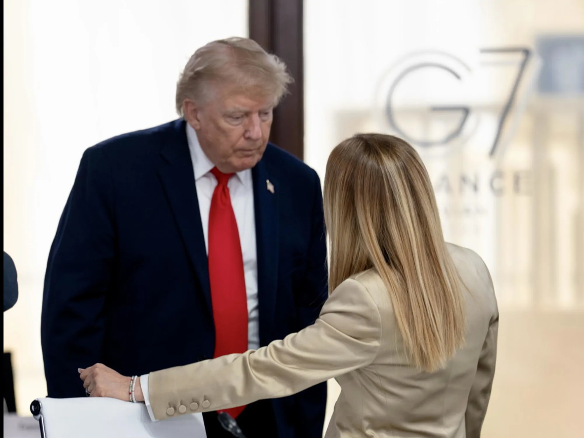 Insulti contro Meloni, il peggio di Trump: scatena l'assalto Maga